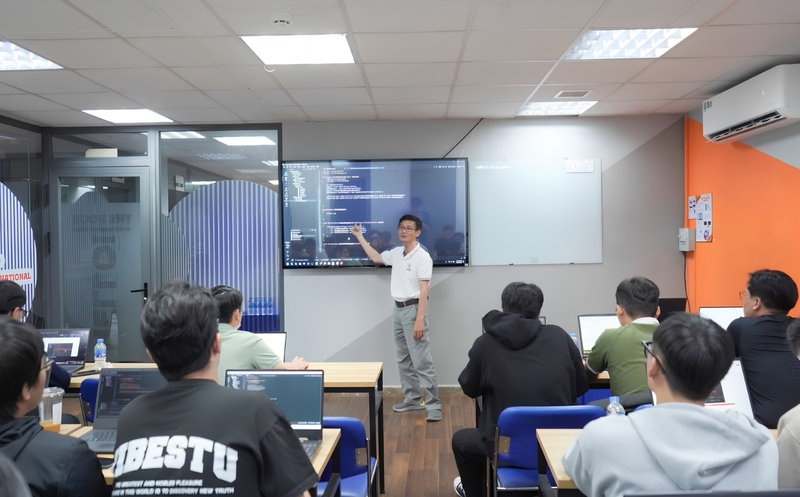 FPT Academy International cung cấp lộ trình học toàn diện, giúp người học từng bước làm chủ quy trình phát triển phần mềm, ứng dụng web.
