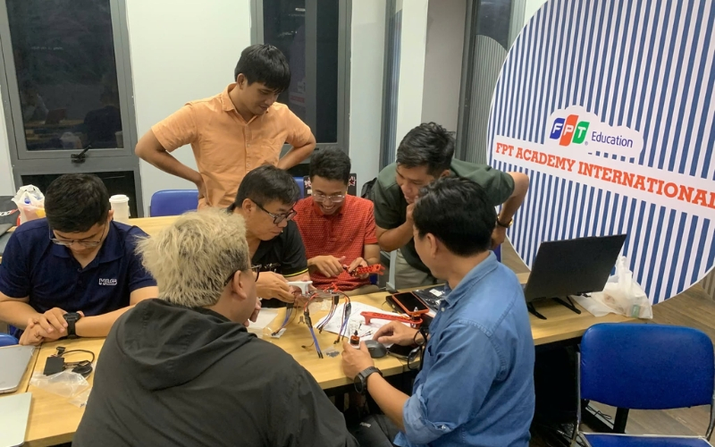 Học kỳ 1 giúp học viên trang bị nền tảng thiết kế, lắp ráp, điều khiển và mô phỏng Drone.