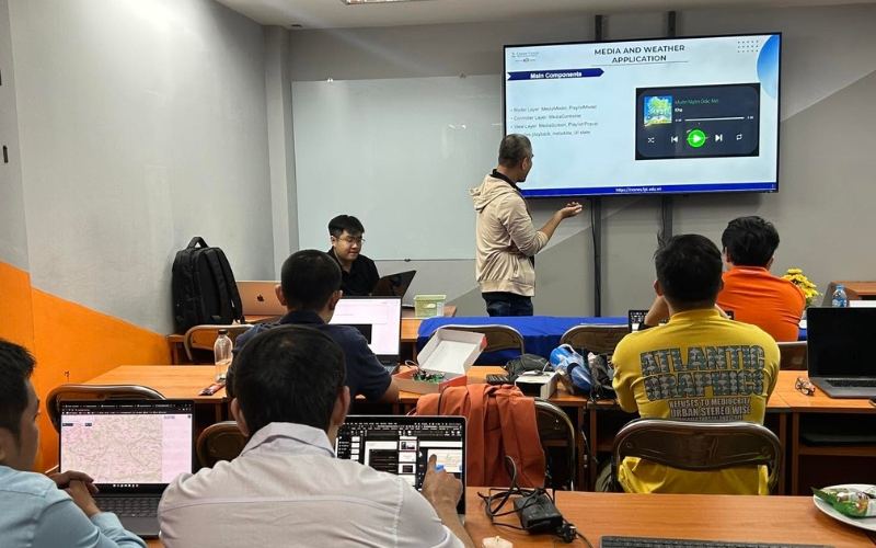 Học kỳ 2 giúp học viên phát triển giải pháp FinTech trên Cloud kết hợp AI, Blockchain và DevOps.