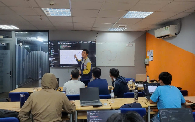 Học Lập trình AI Agent mở ra nhiều vị trí trong AI, dữ liệu và tự động hóa với mức lương tăng theo kinh nghiệm.