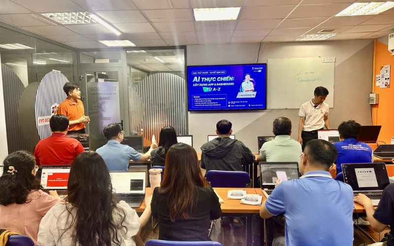 Học viên sử dụng Python và công cụ dữ liệu để xây dựng chatbot AI có khả năng tương tác cơ bản.
