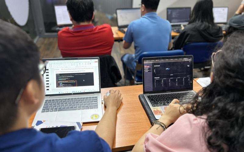 Học viên xây dựng AI Agent ngôn ngữ có khả năng phân tích dữ liệu và hỗ trợ doanh nghiệp ra quyết định.