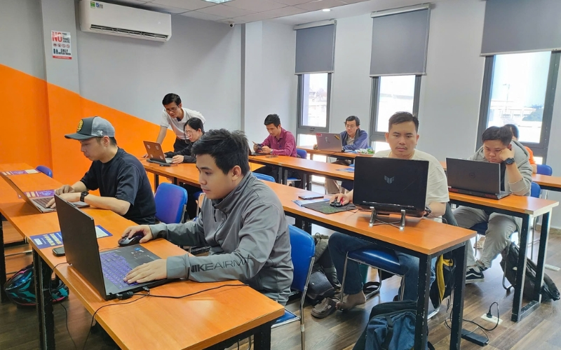 Khóa học quản trị hệ thống trang bị kỹ năng vận hành hạ tầng và xử lý sự cố CNTT.