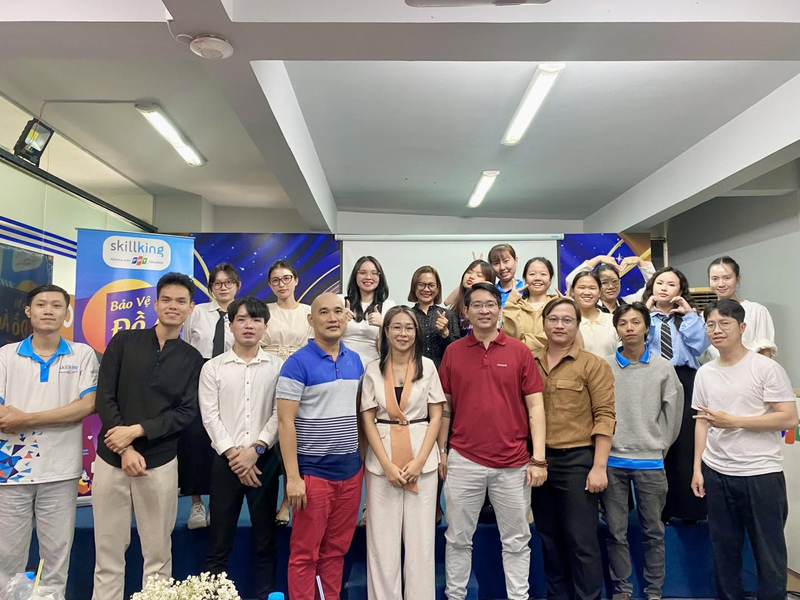 Marketing và Digital Marketing khác nhau chủ yếu ở môi trường triển khai, kỹ năng, cách tiếp cận và cơ hội nghề nghiệp.