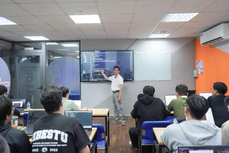 Mở rộng kiến thức sang AI và các công nghệ ứng dụng giúp người học phát triển đa dạng hướng chuyên sâu.