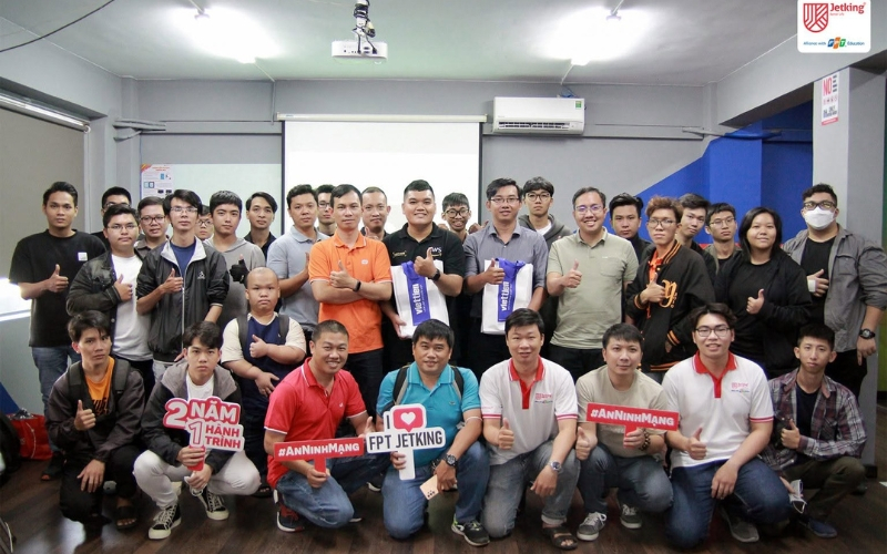 Khám phá chi tiết ngành Công nghệ thông tin FPT Academy International 14 Ngành Công nghệ thông tin mở ra nhiều vị trí việc làm với mức lương cạnh tranh.