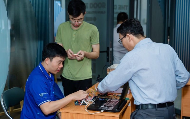 Ngành thiết kế vi mạch mở ra nhiều vị trí việc làm trong lĩnh vực phát triển và kiểm thử chip.