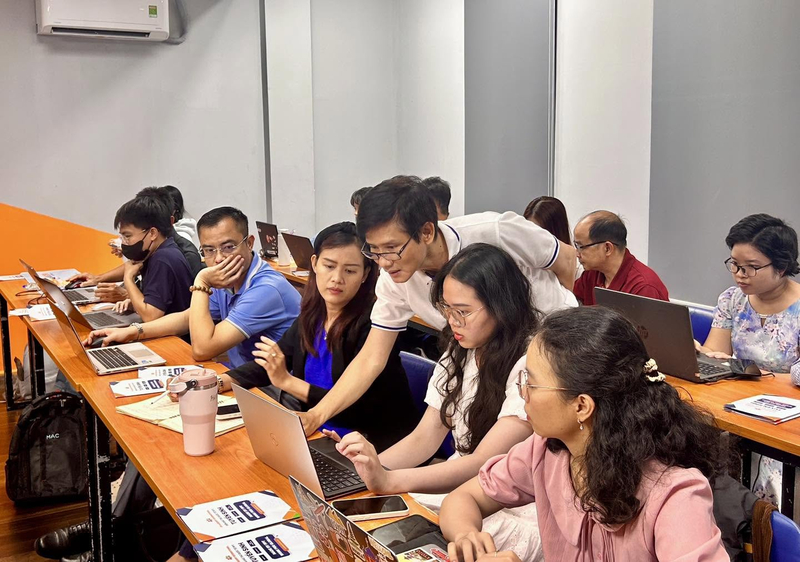 Ngành Trí tuệ nhân tạo phù hợp với người yêu công nghệ, thích phân tích, chủ động học hỏi và kiên trì giải quyết các bài toán phức tạp.