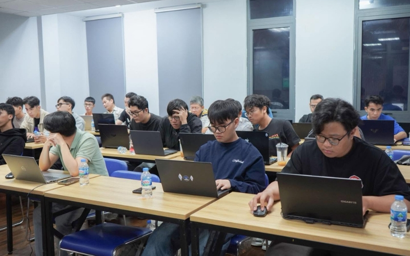 Ngành Trí tuệ nhân tạo là gì, học gì? Ra trường làm gì? 8 Người học AI có thể làm việc ở nhiều vị trí dữ liệu, phần mềm và AI với mức thu nhập cạnh tranh.
