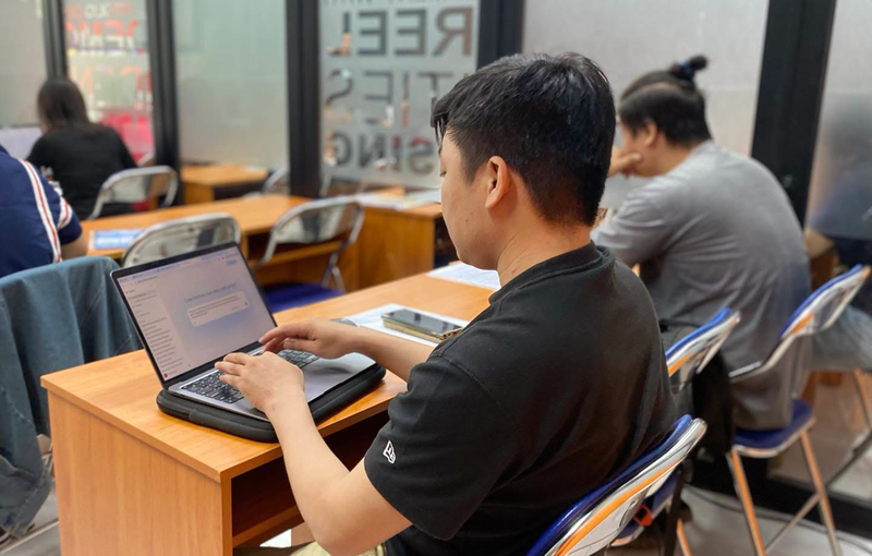 Người học cần chia dữ liệu huấn luyện và kiểm thử nhằm đánh giá khách quan hiệu quả của mô hình trên dữ liệu mới.