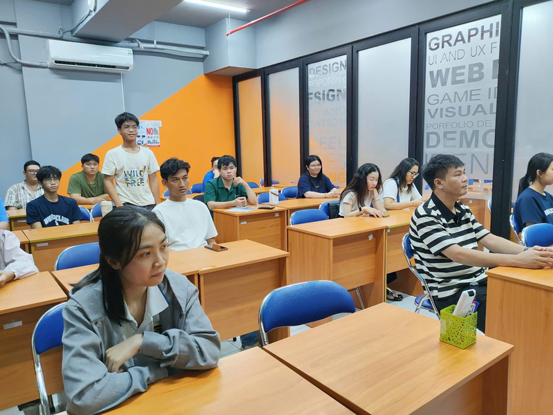 Người học được trang bị đầy đủ kiến thức và kỹ năng về quản trị, lập trình và tư duy khi theo học tại Viện Đào Tạo Quốc Tế FPT.