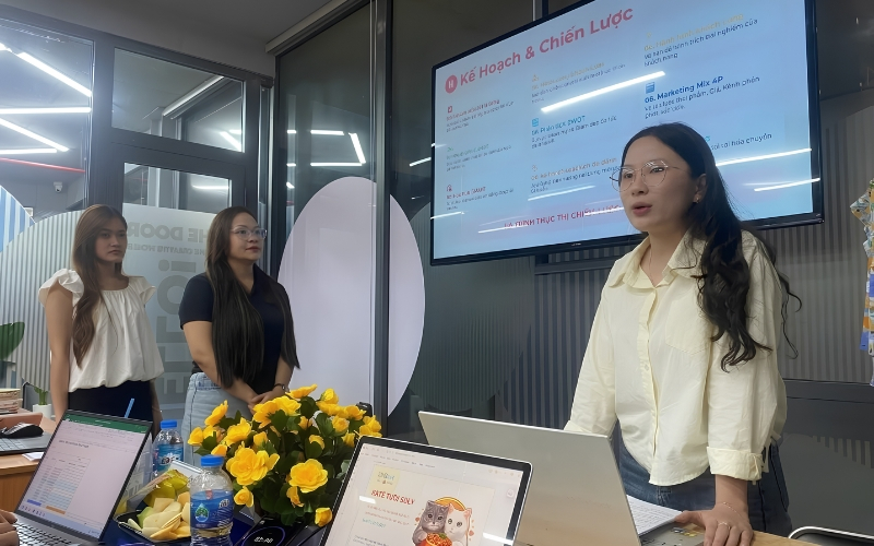 Người học Marketing cần kết hợp tư duy sáng tạo, khả năng phân tích, giao tiếp và thích nghi với những thay đổi của thị trường.