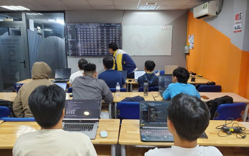 Người học nên đánh giá lộ trình, nội dung, thực hành và hỗ trợ nghề nghiệp trước khi lựa chọn khóa học lập trình web.