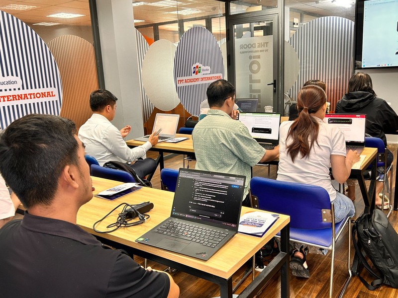 Thực hành qua các dự án thực tế giúp người học củng cố kỹ năng lập trình và làm quen với quy trình phát triển phần mềm.
