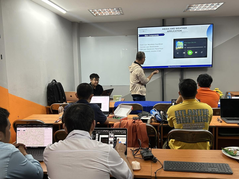 Trang bị kiến thức nền tảng và tư duy logic là bước đầu quan trọng để học lập trình.