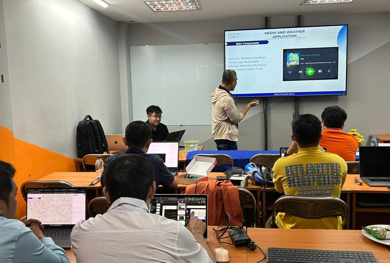 Tư duy logic và khả năng phân tích giúp người học ứng dụng phần mềm xử lý bài toán và sửa lỗi hiệu quả.