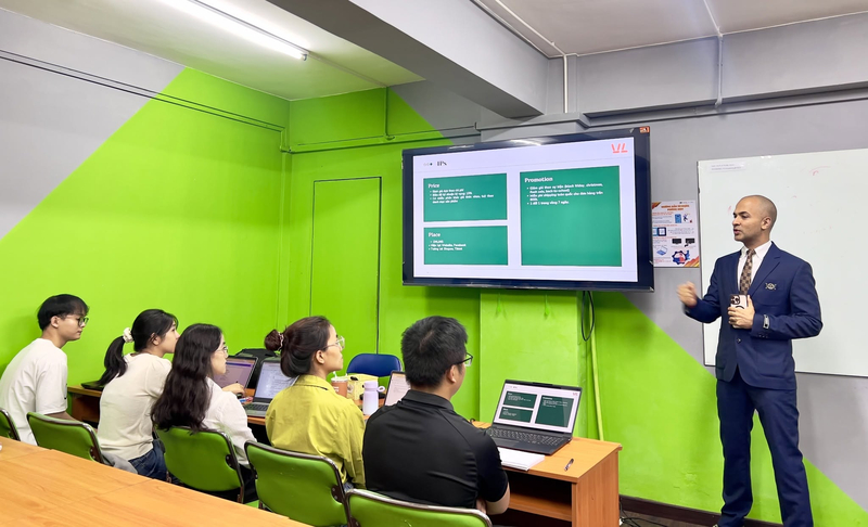 Tự học lập trình phần mềm qua các nền tảng online giúp người mới chủ động thời gian và lựa chọn nội dung phù hợp với mục tiêu học tập.