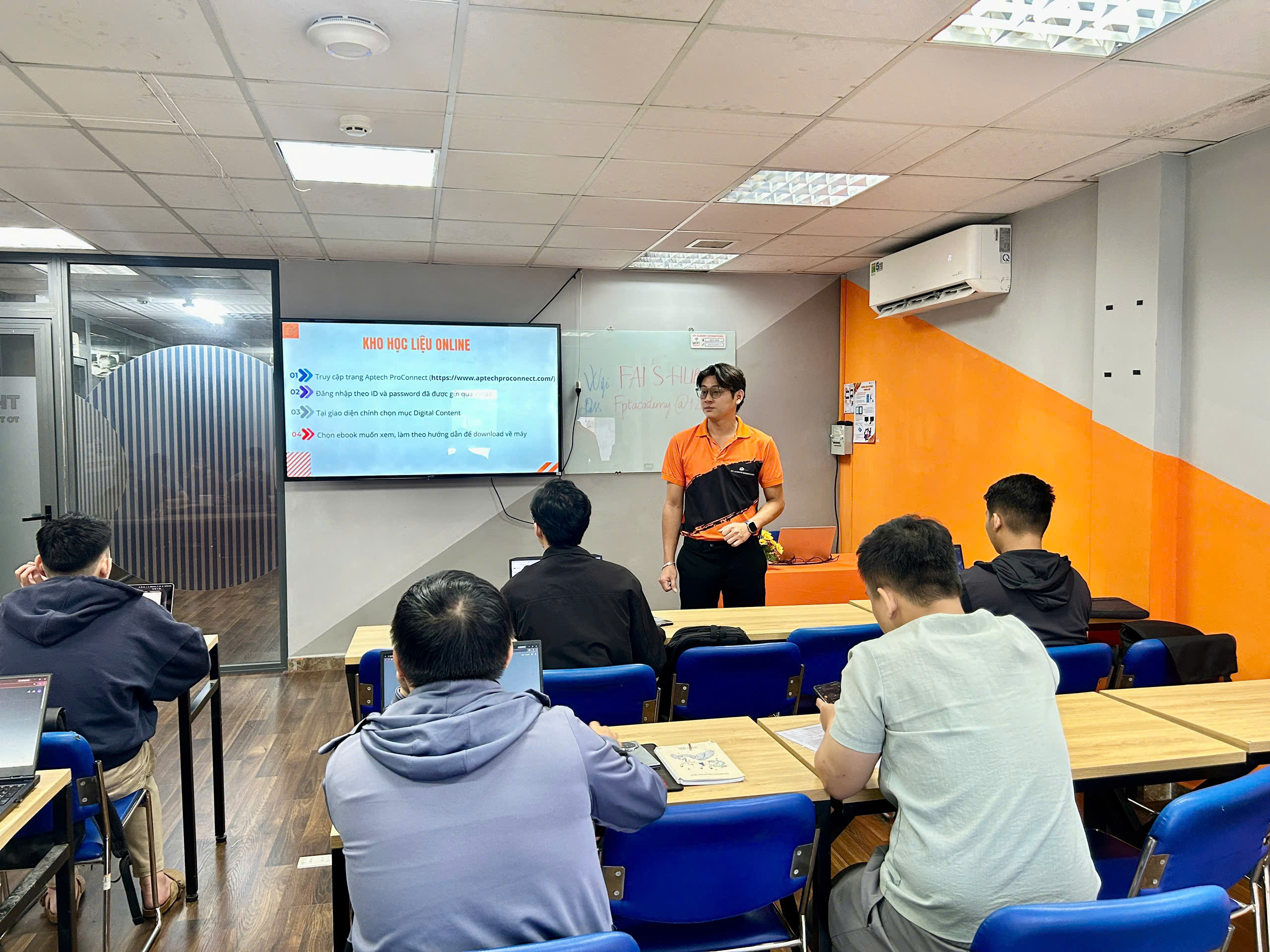 FPT Aptech khai giảng lớp T3.2610.E1: Khởi đầu hành trình chinh phục lập trình 4 Bộ phận Kỹ thuật (IT): Tiếp cận tài nguyên học tập