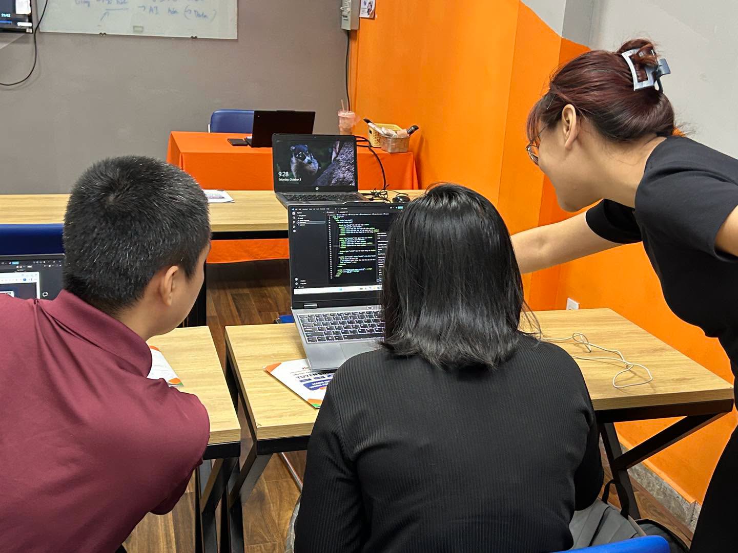 Mentor hướng dẫn thao tác trực tiếp tại lớp