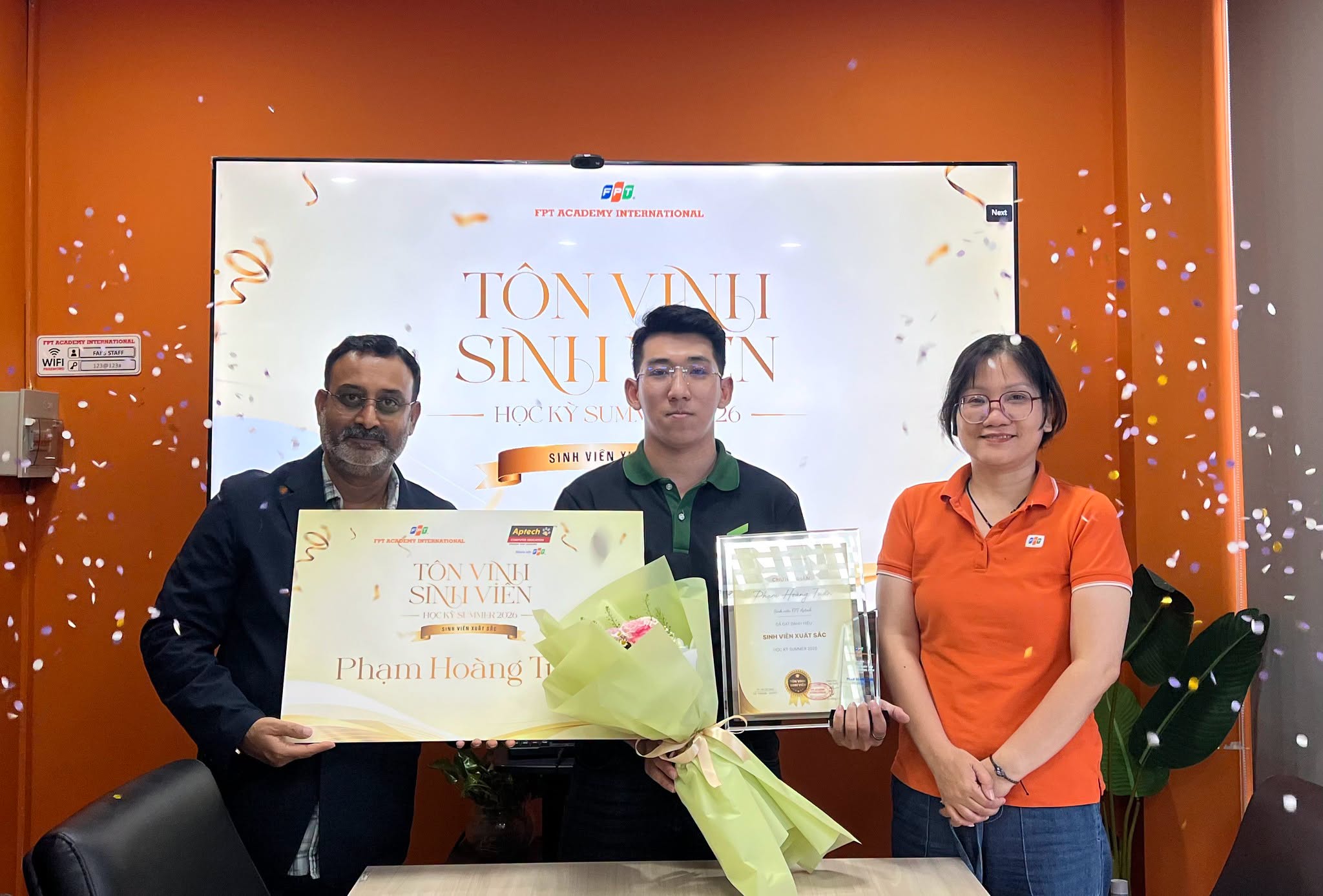 FAI tôn vinh sinh viên xuất sắc Summer 2026 cùng lãnh đạo Aptech Global 2 Sinh viên Phạm Hoàng Tuấn chụp hình lưu niệm cùng lãnh đạo Viện Đào tạo Quốc tế FPT