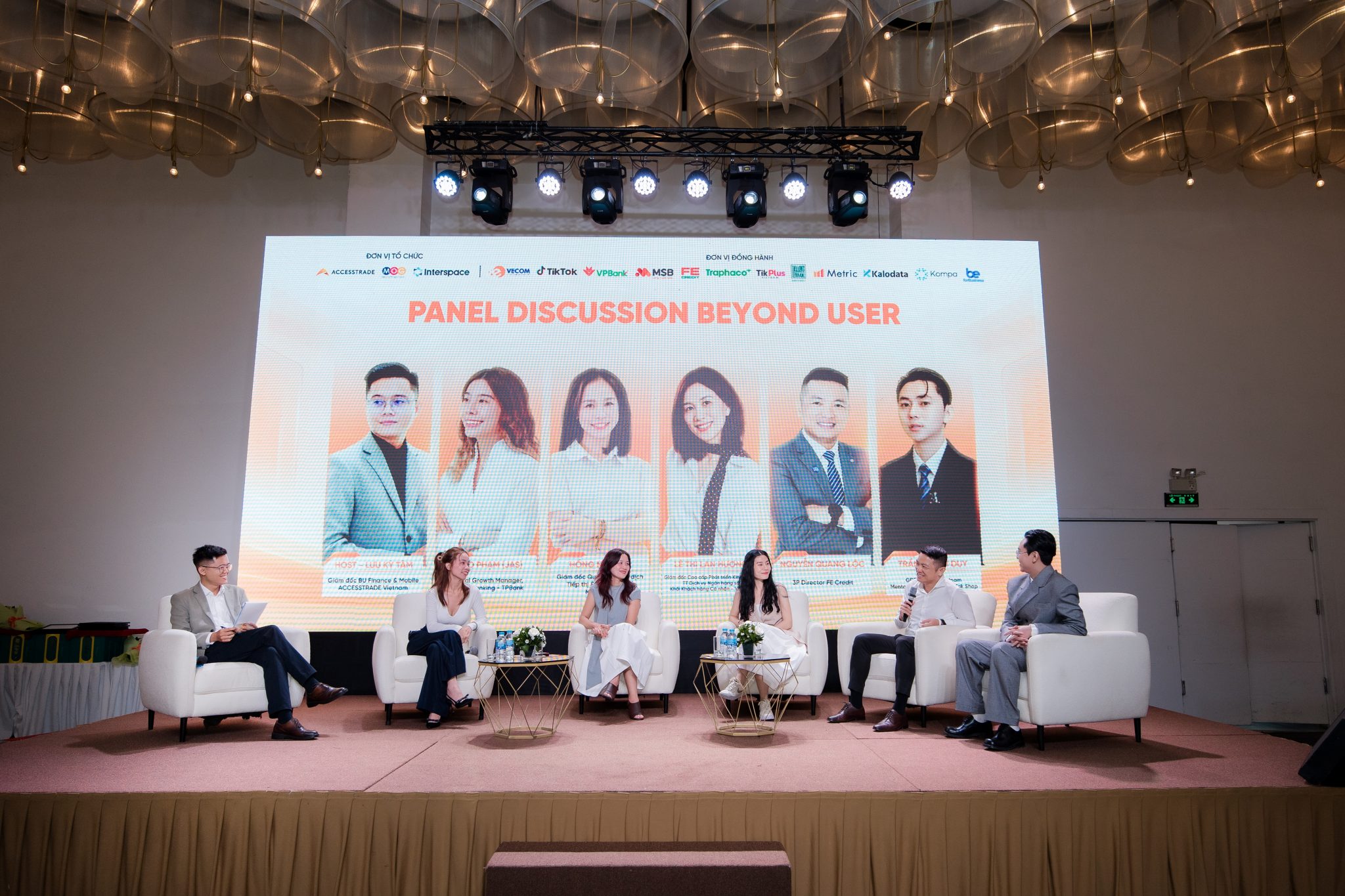 Cac dien gia ve linh vuc tai chinh ngan hang va thuong mai dien tu thao luan ve chien luoc gia tang gia tri khach hang tai Roundtable 1 Beyond User 2048x1365 1