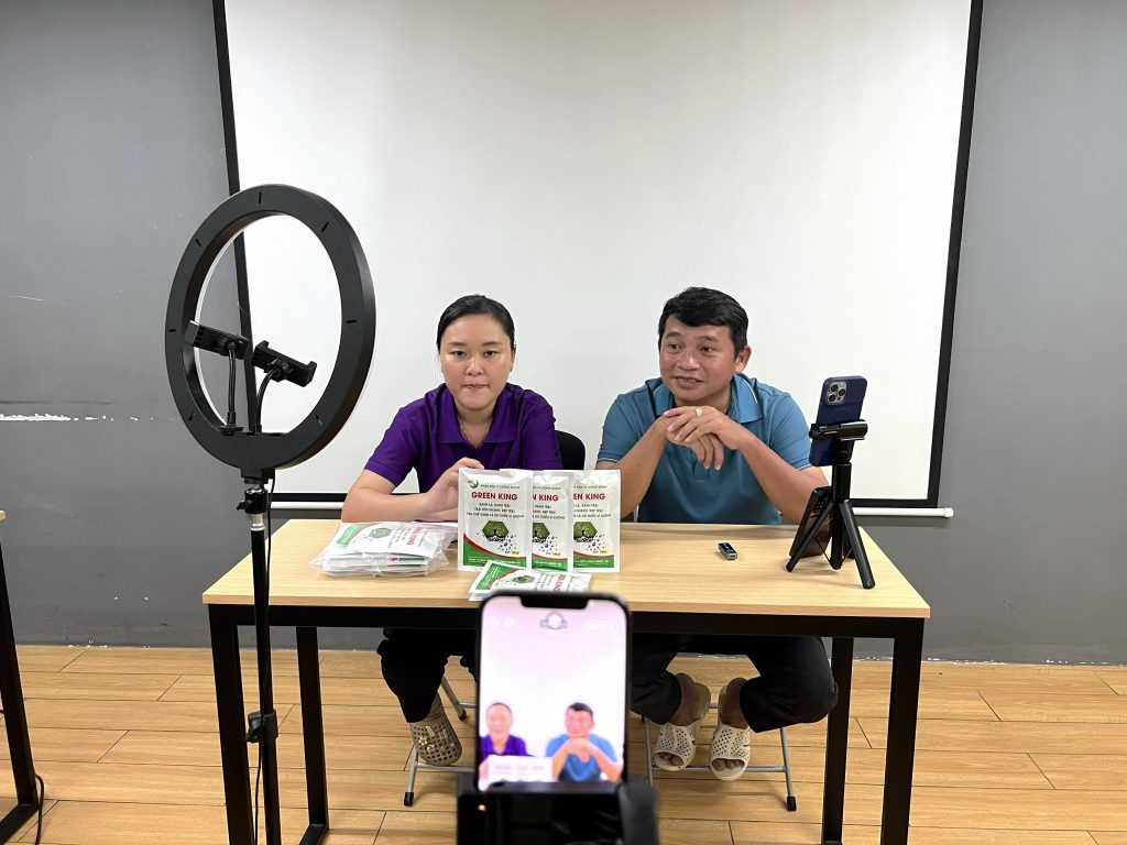 Sinh viên FPT Skillking Cần Thơ thực chiến livestream bán hàng với sản phẩm doanh nghiệp