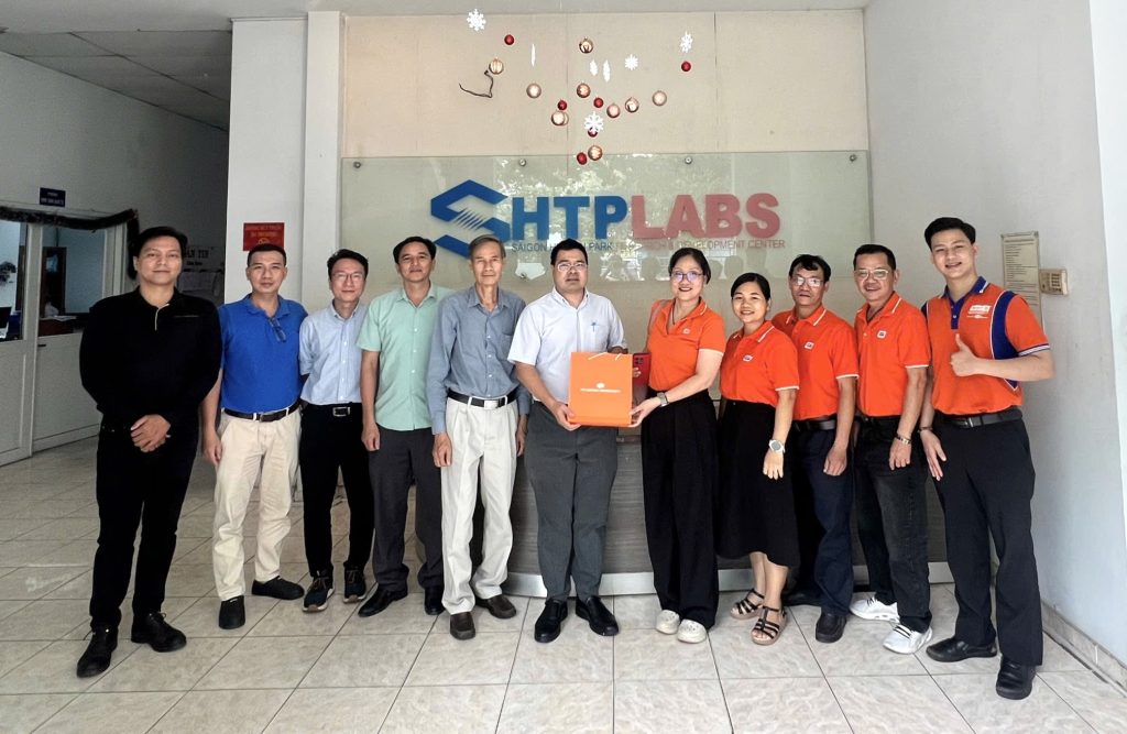 FAI tham quan phòng sạch vi mạch bán dẫn, kết nối đào tạo với thực tiễn